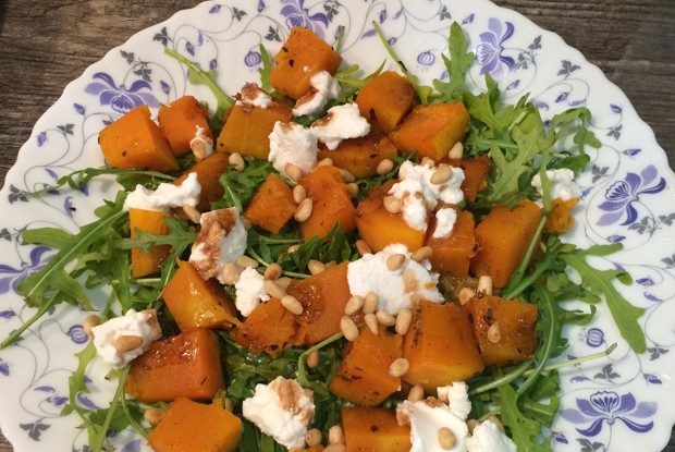 Теплый салат с тыквой, рукколой и кедровыми орешками
