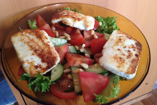 Теплый салат с жареным сыром