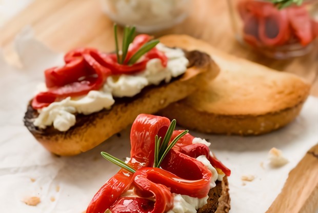 Теплый спред из феты и красных перцев с чесноком