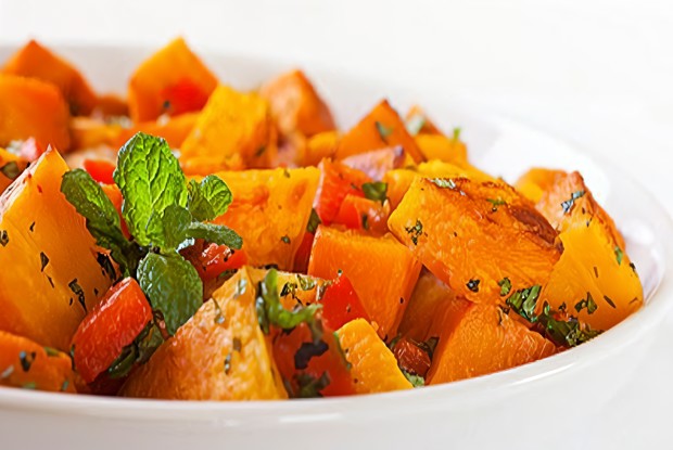 Теплый тыквенный салат с красным перцем и пряностями