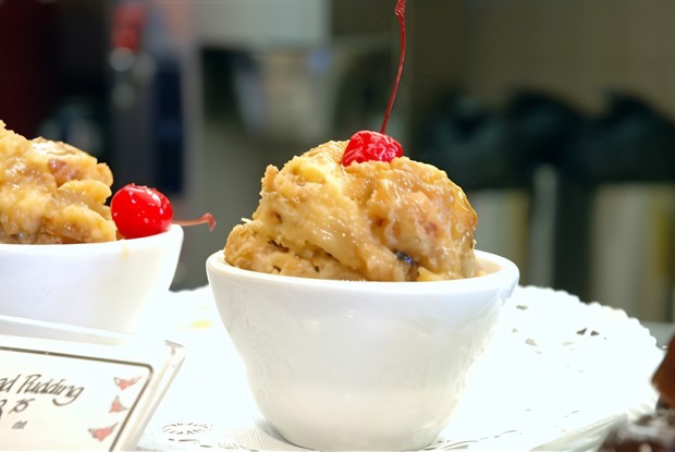 Теплый вишневый пудинг с ромом