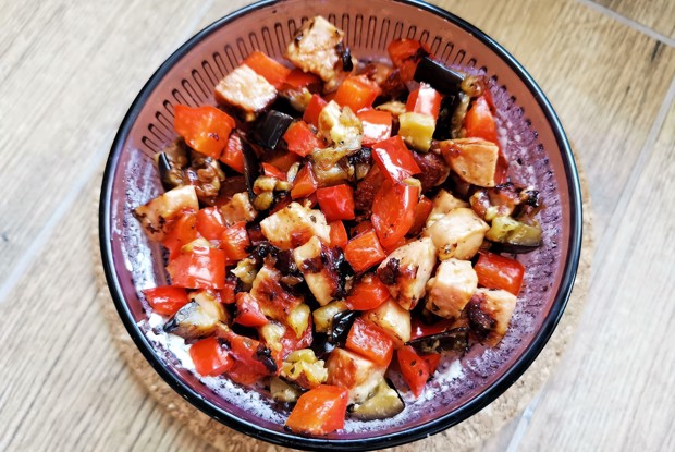 Теплый овощной салат с ветчиной