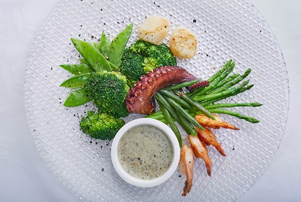 Теплый салат из морепродуктов с зелеными овощами от Жереми Урюти