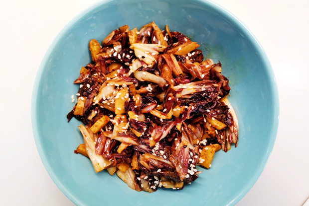 Теплый имбирный салат из краснокочанной капусты