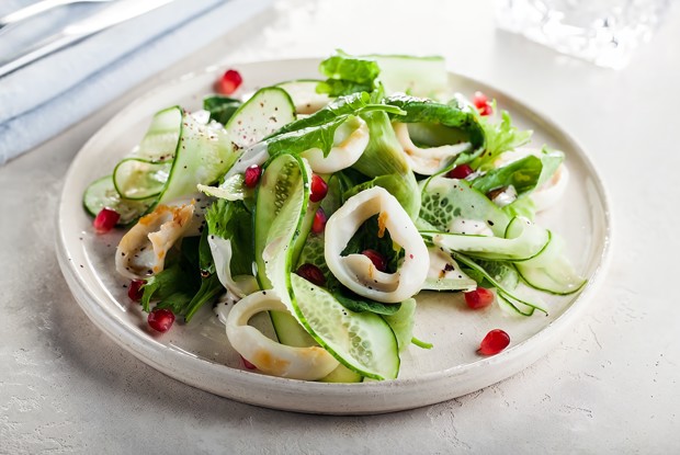 Теплый кальмар с зеленым салатом