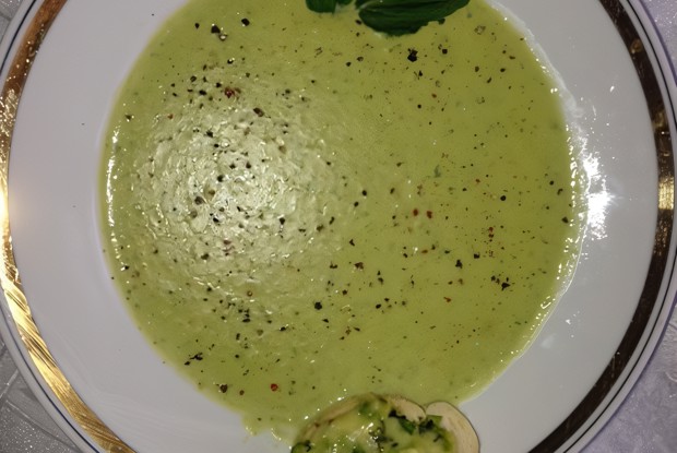Теплый мятный крем-суп из кукурузы и горошка