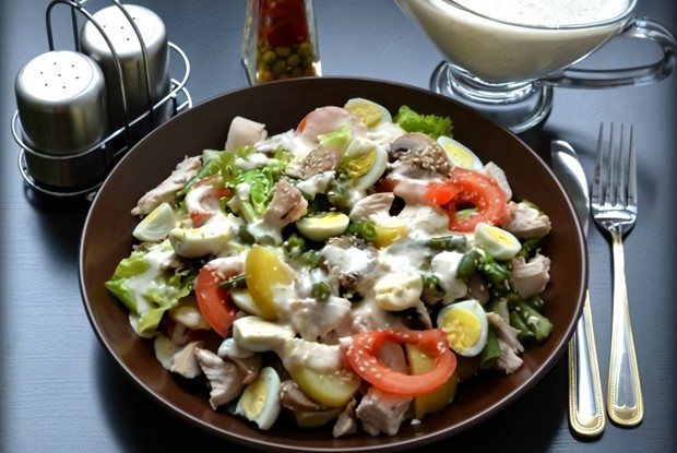 Теплый овощной салат со сливочным соусом