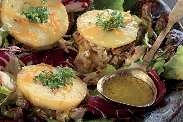 Теплый салат из цесарки с жареными яблоками