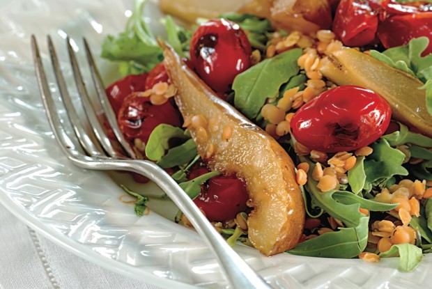 Теплый салат из чечевицы с грушей и печеными томатами