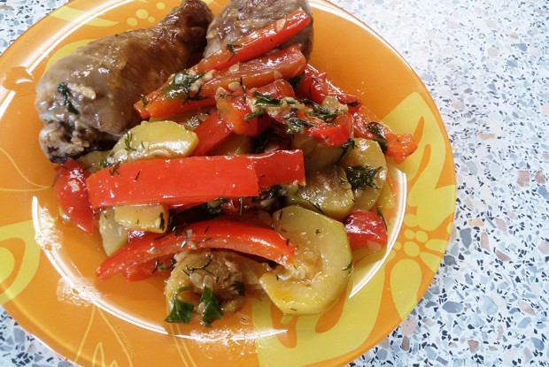 Теплый салат из кабачков и перца