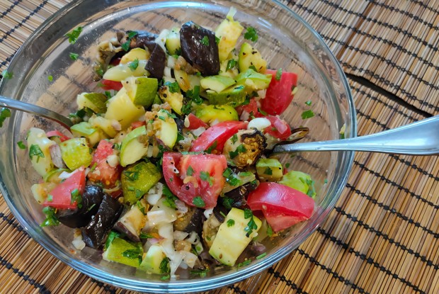 Теплый салат из печеных и свежих овощей