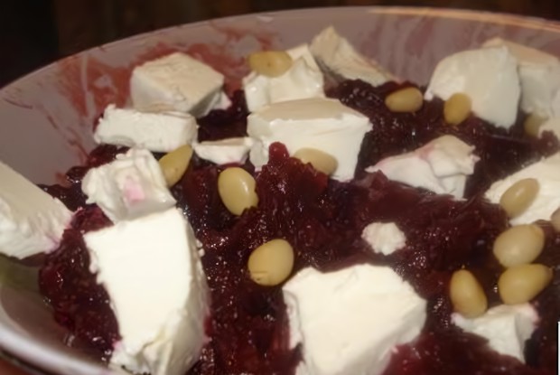 Теплый салат из свёклы на пару с фетой и орехами