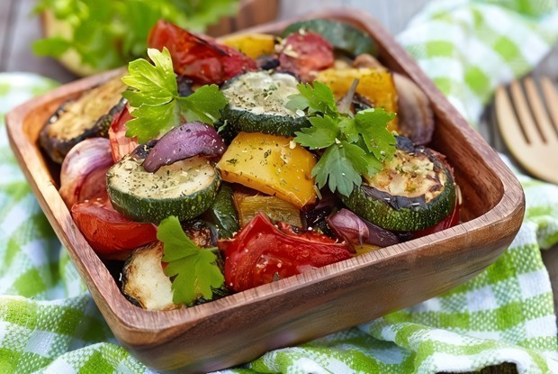 Теплый салат из запеченных баклажанов и цукини