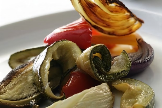 Теплый салат из запеченных овощей