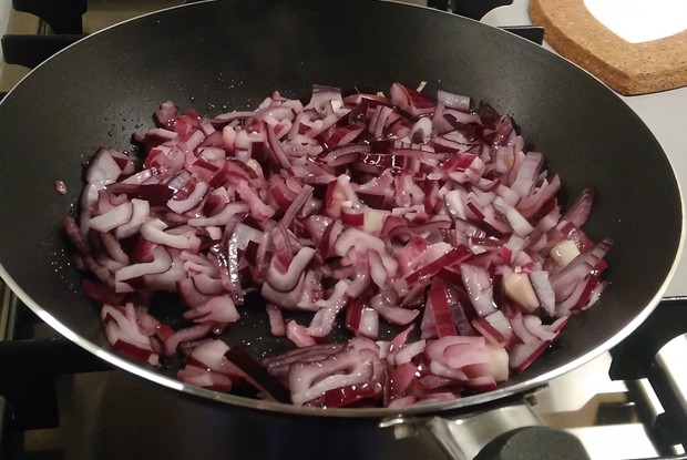 Теплый салат Рула с грибами и рукколой