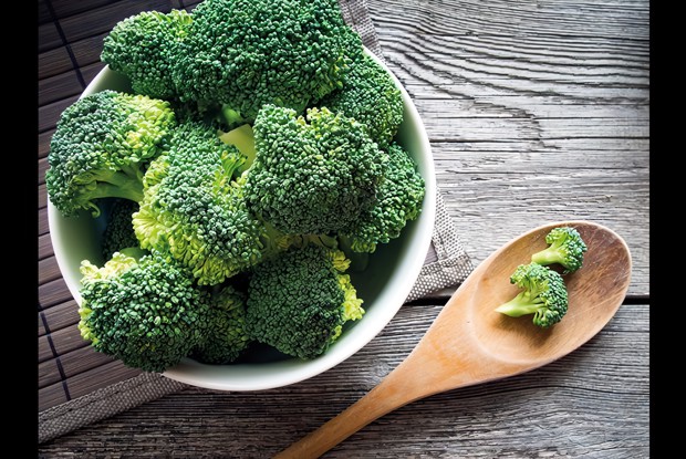 Теплый салат с брокколи