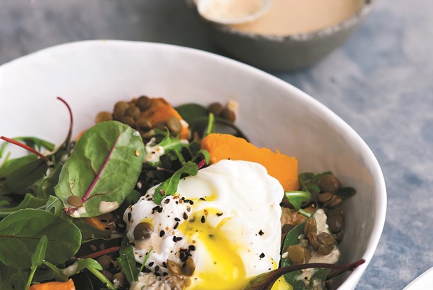 Теплый салат с чечевицей и яйцом пашот