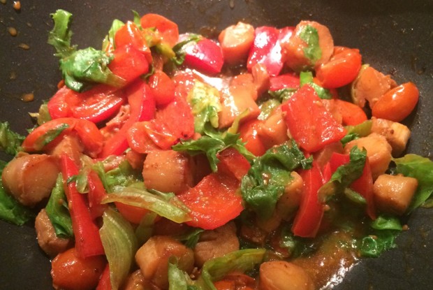 Теплый салат с гребешком в воке