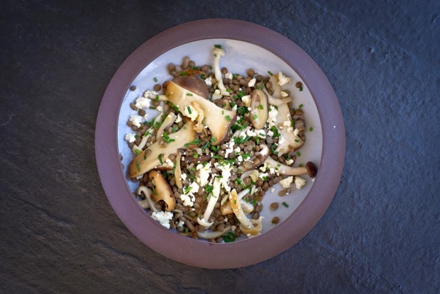 Теплый салат с грибами, чечевицей и сыром фета