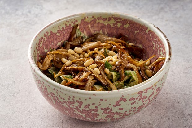 Теплый салат с грибами, шпинатом и ореховым соусом