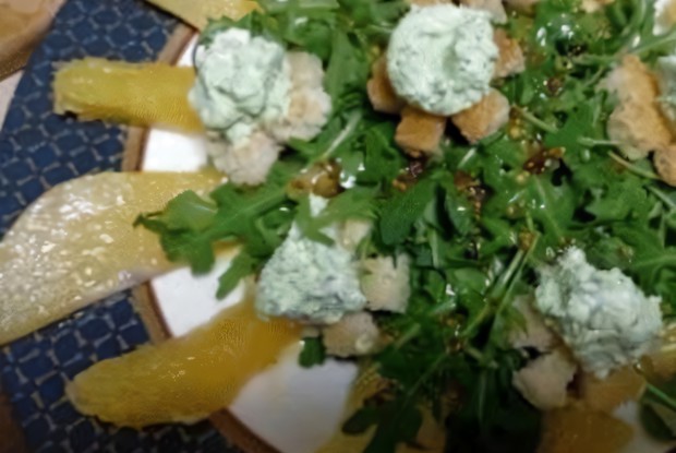 Теплый салат с грушей и творогом