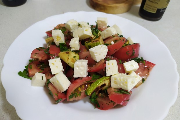 Теплый салат с кабачками