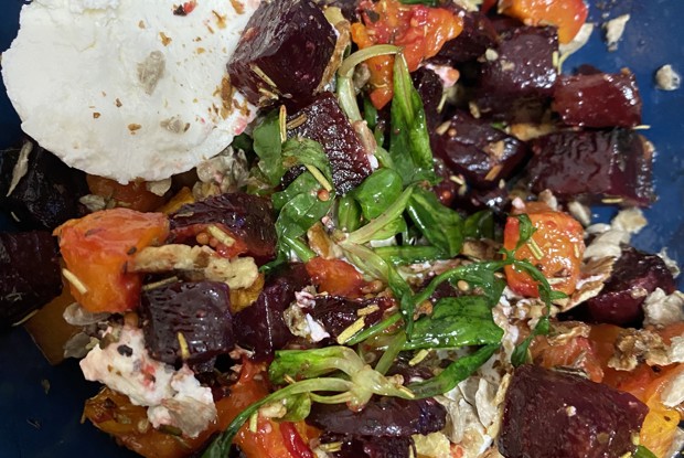 Теплый салат с козьим сыром