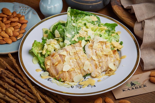 Теплый салат с курицей и баже из миндаля