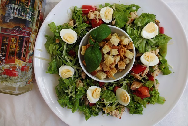 Теплый салат с курицей и киви