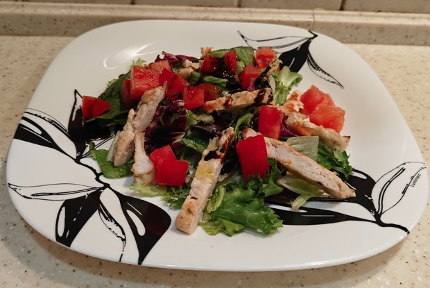 Теплый салат с курицей