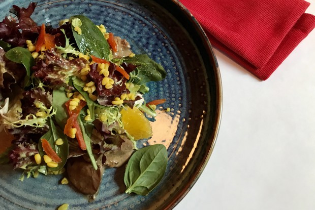 Теплый салат с куриной печенью и курагой