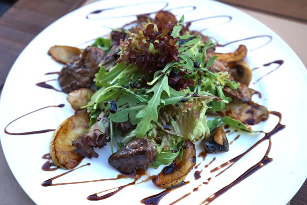 Теплый салат с куриной печенью и яблоками