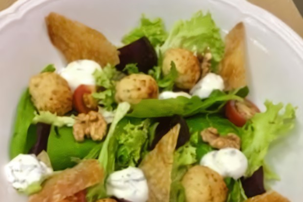 Теплый салат с куриными крокетами, свеклой и чипсами из куриной кожи