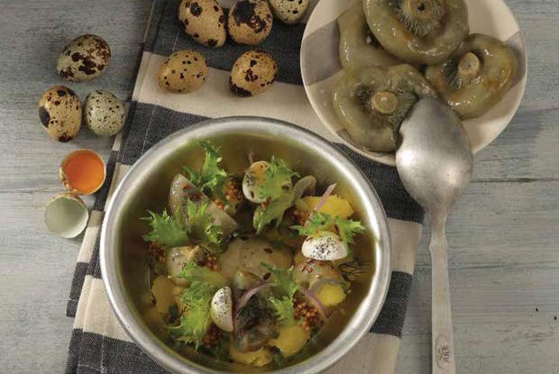 Теплый салат с луковым картофелем  и белыми груздями