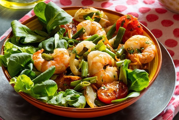 Теплый салат с морепродуктами и фасолью