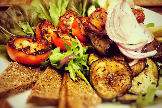 Теплый салат с овощами и печенью индейки