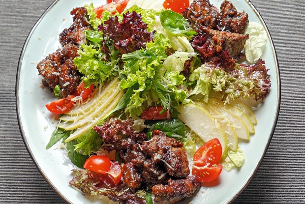 Теплый салат с печенью цыпленка