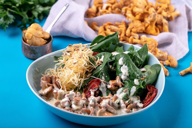 Теплый салат с руколой и лисичками