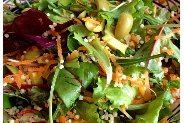 Теплый салат с руколой и оливками