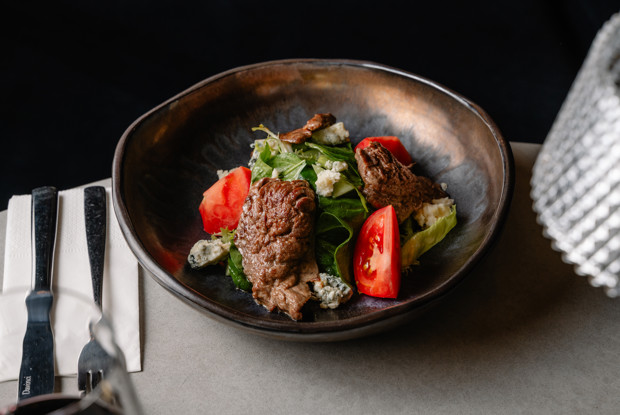 Теплый салат с телятиной и голубым сыром