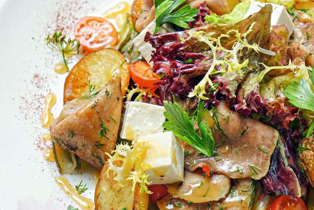 Теплый салат с языком и сыром фета