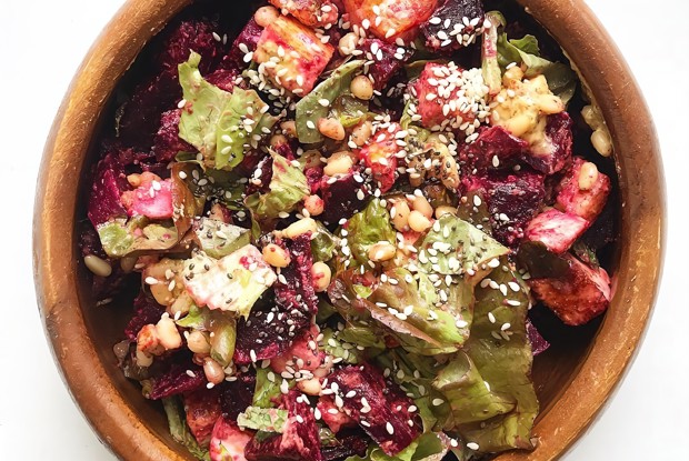 Теплый салат с запеченной свеклой и сыром