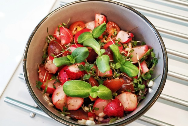 Теплый салат с запеченным редисом