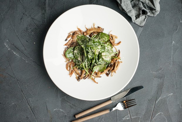 Теплый салат со шпинатом и вешенками