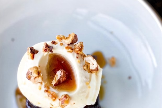 Теплый шоколадный пирог с овсяным мороженым