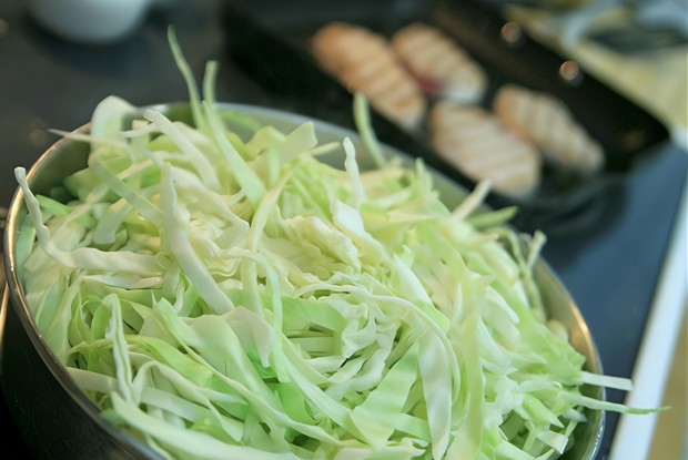 Тертая кисло-сладкая капуста в раскаленном масле с горчичными семенами