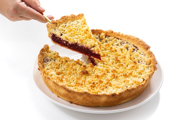 Тертый пирог со сливами