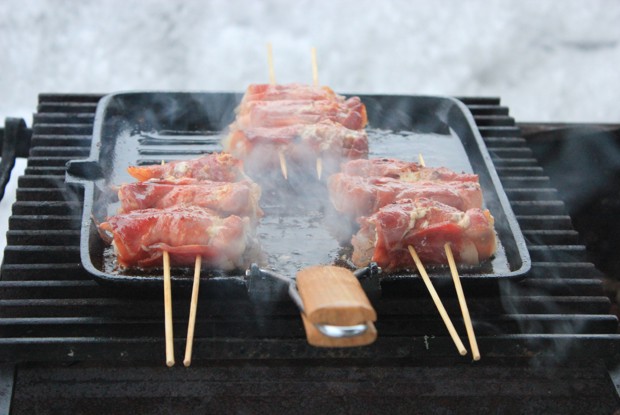 Тигровые креветки в беконе с творожным сыром