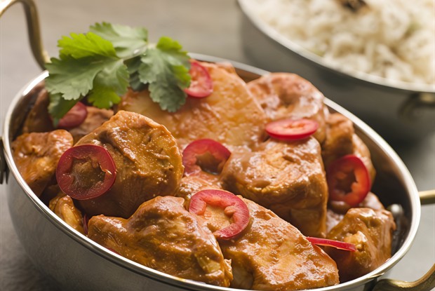 Тикка-масала с салатом из помидоров и чили