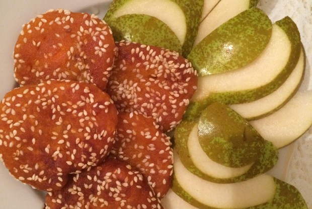 Тыква с медом в кунжуте, сервированная грушей и кленовым сиропом